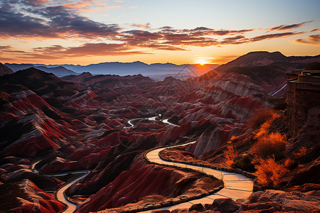 山间蜿蜒的夕阳公路图片