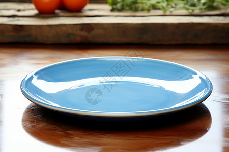 桌子上放着的餐盘背景图片