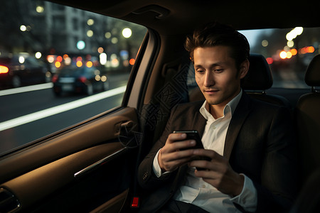 手机上用车辆中的年轻商务人士图片