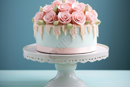 粉色玫瑰点缀的奶油蛋糕图片