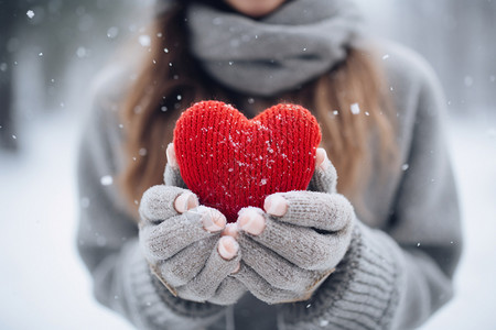 浪漫雪雪中的心形毛线礼物背景