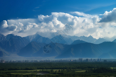 积云和蓝天云雾缥缈的山脉背景