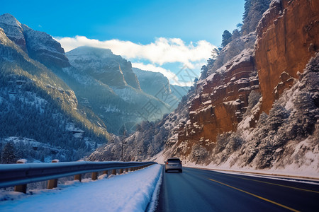 冰雪山路里的行车奇景背景图片