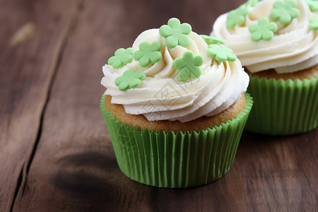 绿色纸杯蛋糕幸运的绿色甜品背景