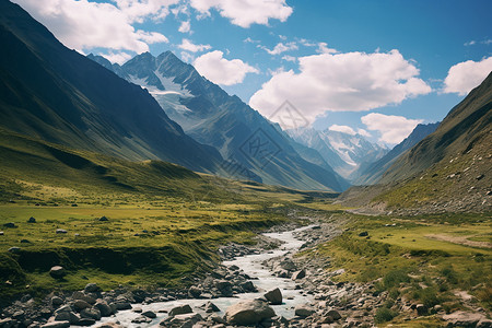 小山丘里的自然河流图片