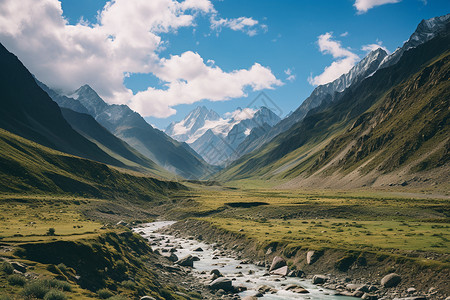 山脉中自然的河流图片