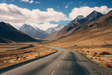 山脉中绵长的公路高清图片