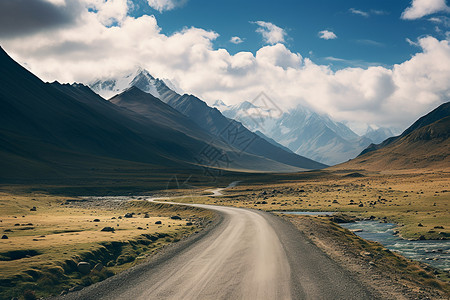 一条穿越山脉的公路高清图片