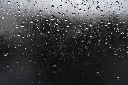 朦胧玻璃窗上的雨滴图片