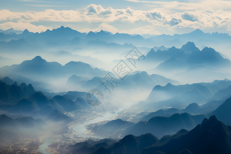 雾气弥漫的山脉景观背景