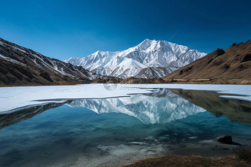 雪山脚下静谧的湖泊图片