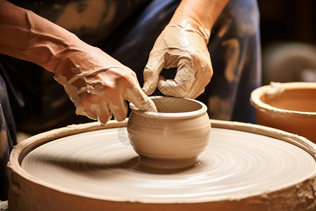 工坊中制作陶器的匠人背景