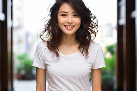 穿白T恤的亚洲女孩图片