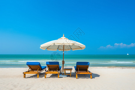 海滨度假沙滩的阳光椅图片