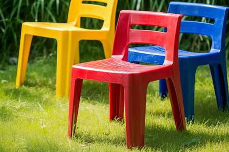 椅子和颜色极致相三把彩色椅子背景