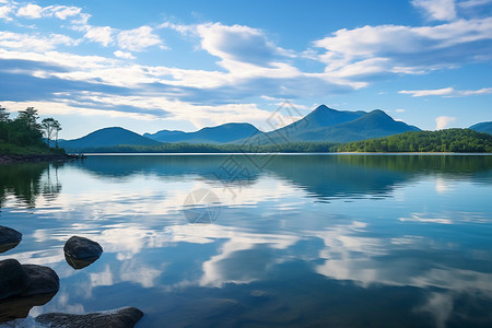 景秀河山晨光映照下的湖水与山脉背景