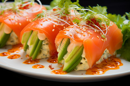 红绿诱人的三文鱼寿司卷图片