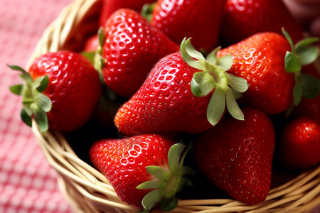 竹篮里的草莓高清图片