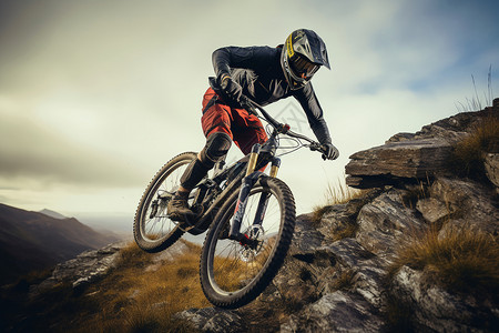 骑着自行车在山岩上下坡的人高清图片