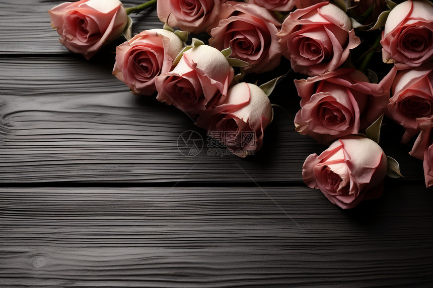 木质桌上的一束玫瑰图片