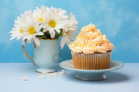 一个杯子蛋糕与一束雏菊图片