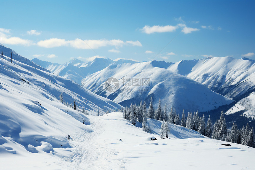 冬季白雪覆盖的雪山景观图片