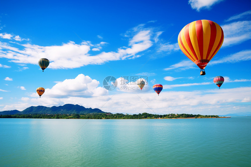 湖光山色中的热气球图片