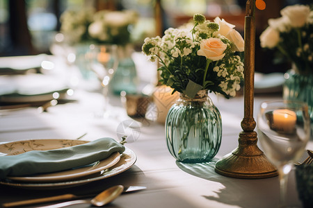 精致的鲜花装饰餐桌图片
