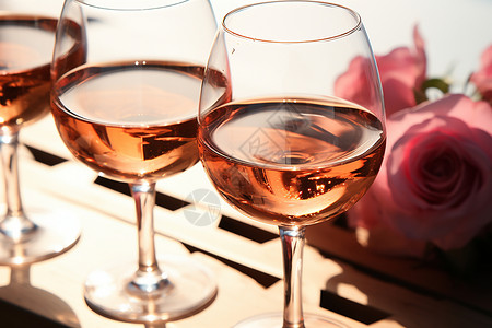 酒杯中奢华的葡萄酒背景图片