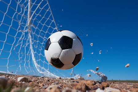 足球员空中射门一颗足球撞击着网背景