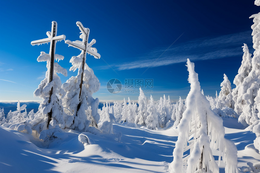 雪花覆盖的白色山脉图片