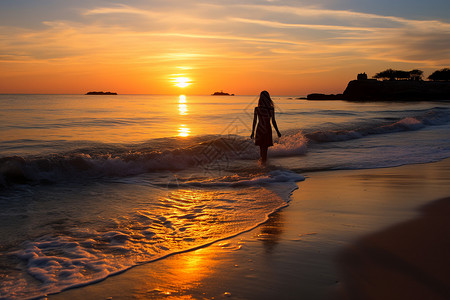 日落下海边散步的女性图片