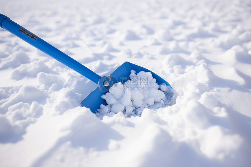 雪地中的铲子图片