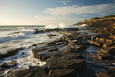 海边的岩石和海浪图片