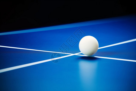 蓝色桌子上的球体高清图片