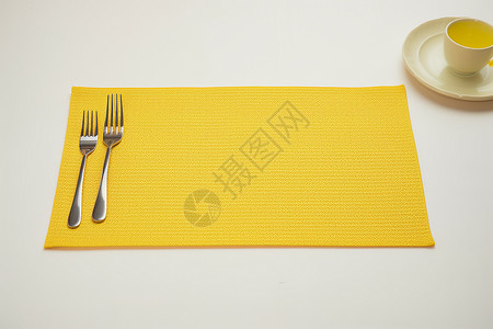黄色餐垫长方形餐桌高清图片