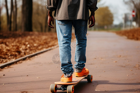 公园里爱好滑板的男子背景图片