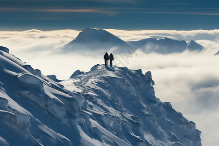 雪山之巅的攀登爱好者图片