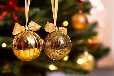 圣诞树上金色的铃铛背景图片