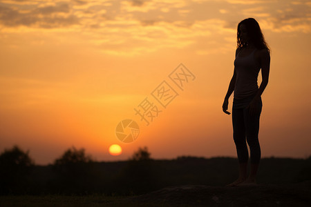 夕阳下的健康女孩背景图片