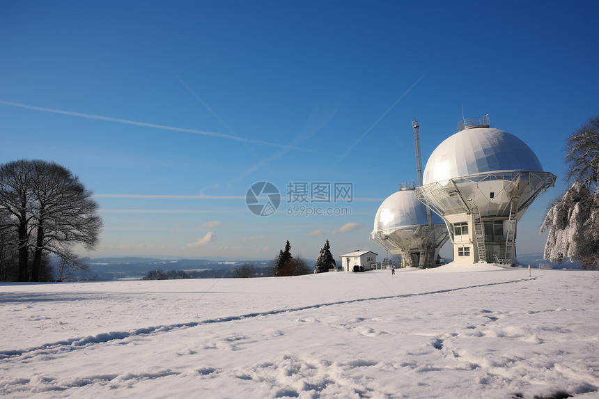 雪地里的通信卫星图片