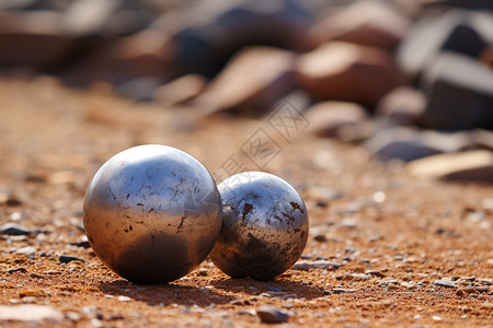 碎石地地面上的两个铁球背景