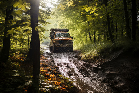 越野车在森林里泥泞的路上高清图片