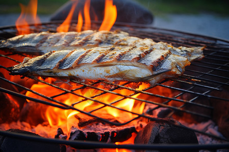 烧烤架上诱人的美味烤鱼高清图片