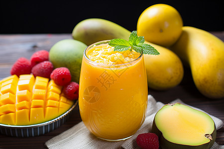 芒果汁饮品阳光下的美味果汁背景
