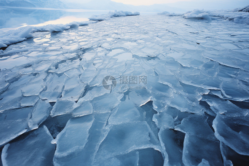 有裂缝的冰湖图片