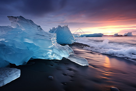 冰山漂浮于海面图片