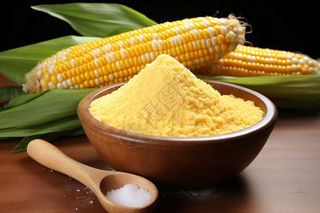 有几粮食金色的谷物：旁边有碗玉米棒，旁边放着一把沾满糖的木勺背景