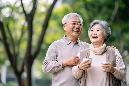 外国老夫妻拿着水杯的老夫妻背景