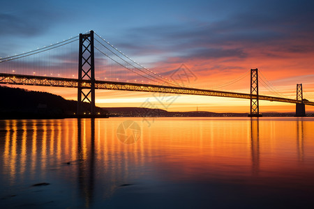 夕阳余晖下的桥梁图片